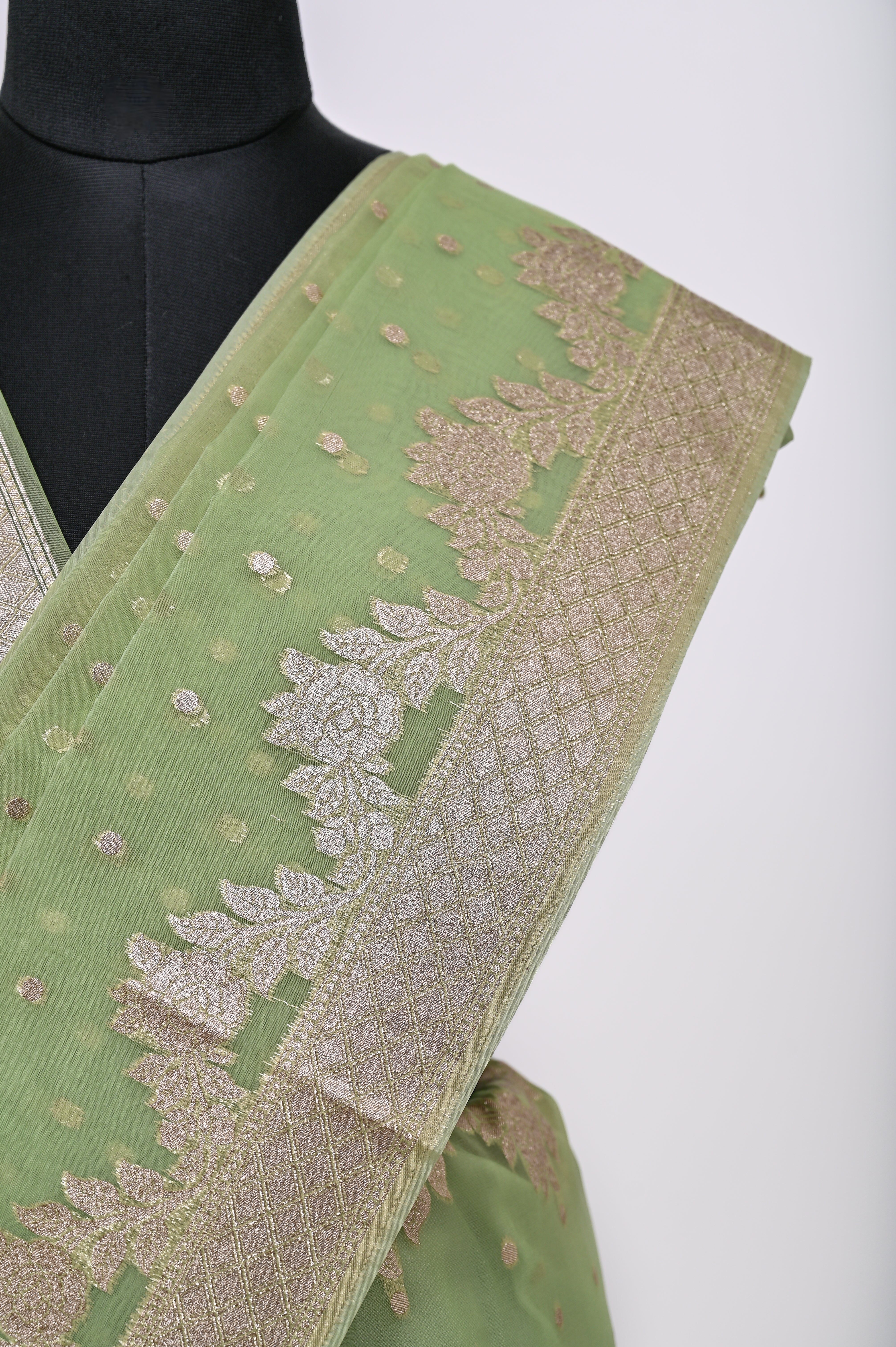 Pure Banarsi Handloom Orgenza Kora Silk Fancy Saree Pista Color